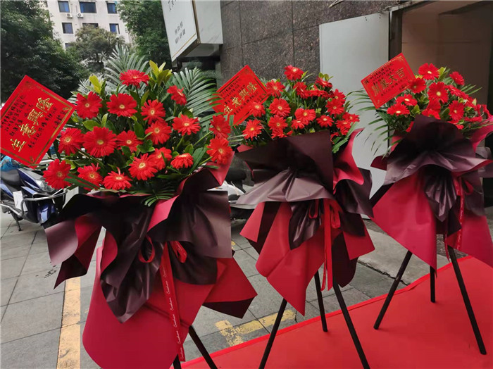 四川中青旅綿陽(yáng)分社、綿陽(yáng)市中旅假日旅行社、綿陽(yáng)自來(lái)文化傳播有限公司24H自助售貨服務(wù)盛大開(kāi)業(yè)