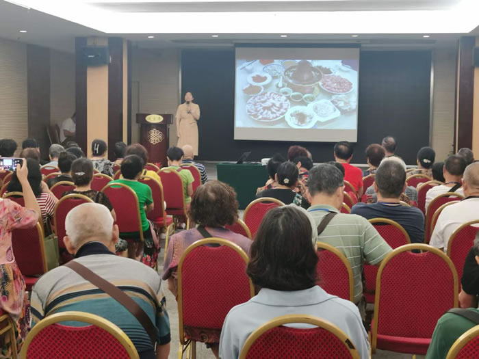 綿陽(yáng)中旅行假日旅行社舉行胡楊林、南疆專(zhuān)列推薦會(huì)